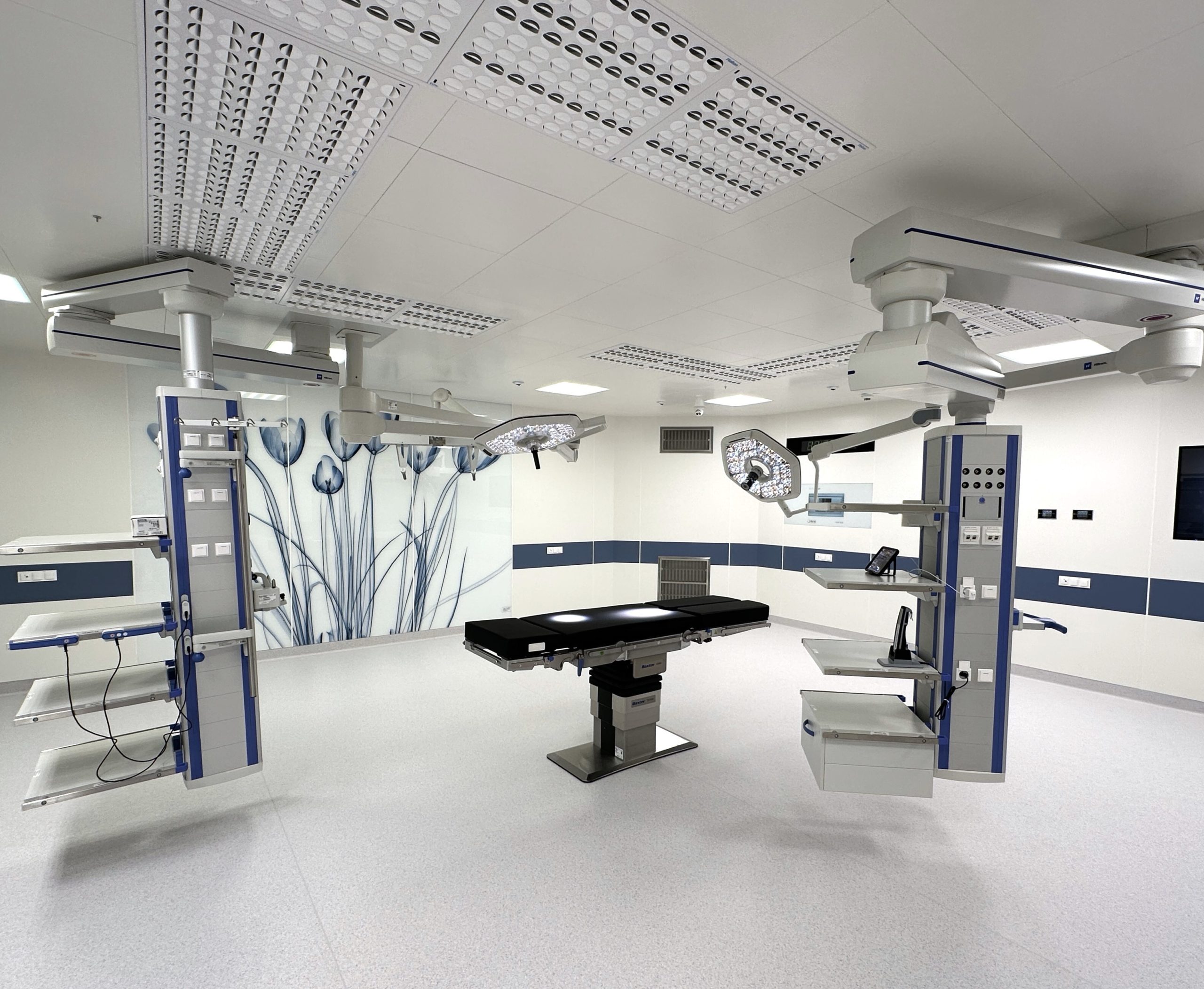 Uniwersytet Medyczny w Łodzi sala operacyjna stół operacyjny kolumny medyczne lampy operacyjne